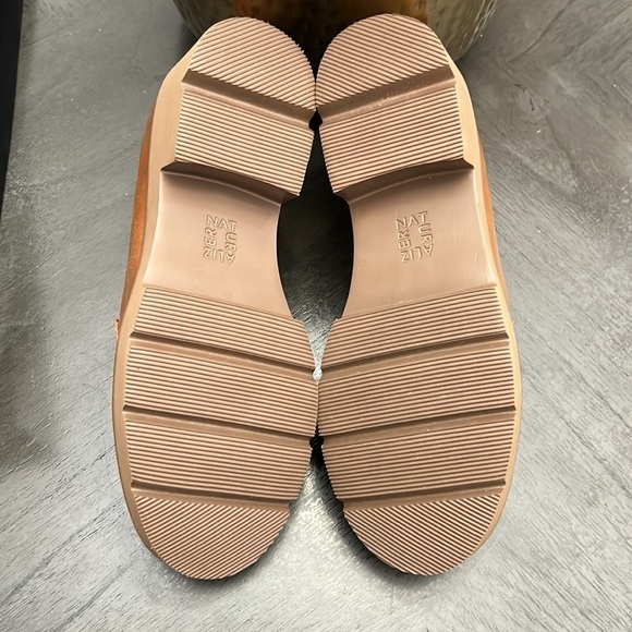 NATURALIZER Darry Lug Sole Loafers (WIDE) - Picture 4 of 13